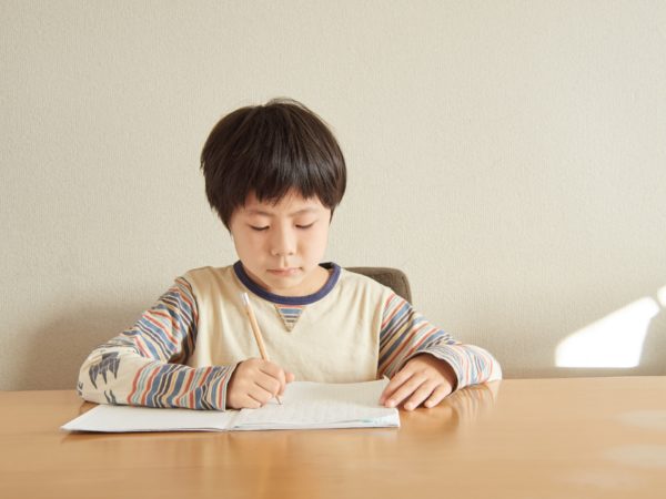 勉強をする子ども